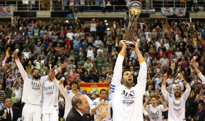 Felipe Reyes levanta la Copa ante sus compañeros.