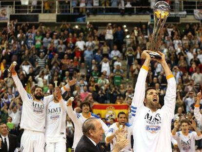 Felipe Reyes levanta la Copa ante sus compañeros.