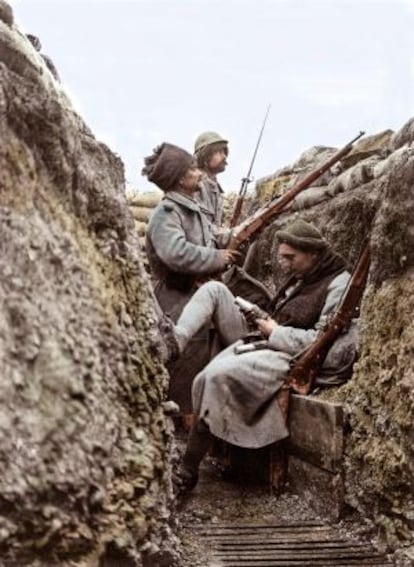 Trinchera de primera línea del frente en Pas-de-Calais (francia) en octubre de 1915. Soldados a la espera de abrir fuego.