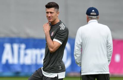 Robert Lewandowski y, de espaldas, su t&eacute;cnico Carlo Ancellotti durante el entrenamiento del Bayern previo al debut en la Champions. 