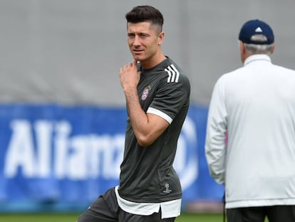 Robert Lewandowski y, de espaldas, su t&eacute;cnico Carlo Ancellotti durante el entrenamiento del Bayern previo al debut en la Champions. 