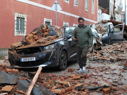 Coches destrozados en Figueira da Foz (Portugal)