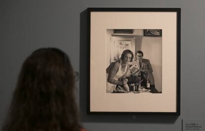 Una mujer ante 'Lee Miller y Roland Penrose', de Cecil Beaton.