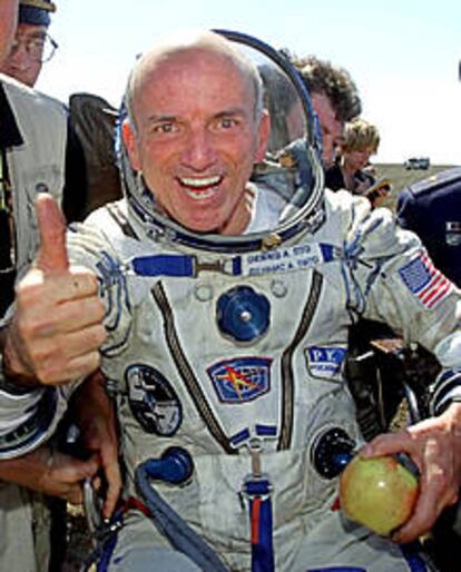 Denis Tito, poco después del aterrizaje en Kazajstán, tras su viaje a la Estación Espacial Internacional en mayo.