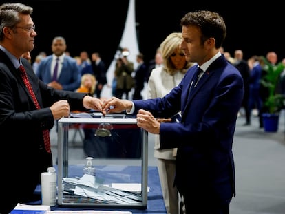 Macron votaba, pasado el mediodía de este domingo, en Touqet.
