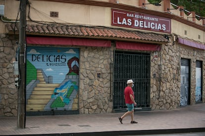 Fachada del bar Las Delicias, donde Pijoaparte jugaba a las cartas en 'Últimas tardes con Teresa'.