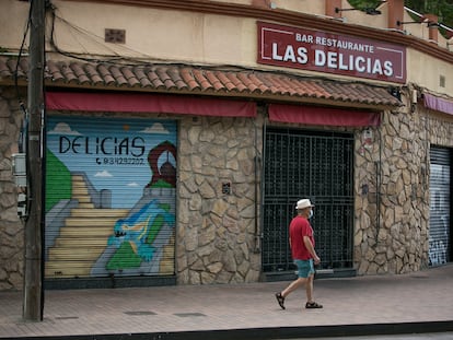 Fachada del bar Las Delicias, donde Pijoaparte jugaba a las cartas en 'Últimas tardes con Teresa'.