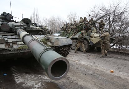 Militares ucranios en la región de Lugansk, este jueves. La presidenta de la Comisión Europea, Ursula von der Leyen, afirmó que las nuevas sanciones financieras que la Unión Europea (UE) va a adoptar contra Moscú por la invasión de Ucrania "suprimirán el crecimiento económico" de Rusia.