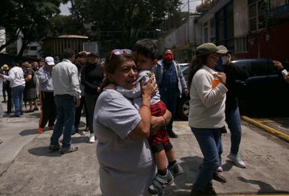 El nuevo seísmo detonó el llanto en algunos de los presentes en el acto de conmemoración.