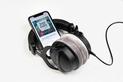 Audiolibro en un móvil con auriculares
