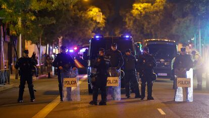 Antidisturbios desplegados en la calle Ferraz de Madrid este miércoles.