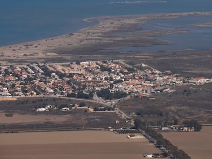 Uno de los brazos del Delta del Ebro, con la urbanización Riumar en el centro.