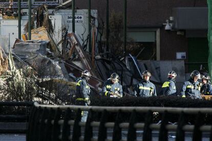 Los bomberos del Ayuntamiento de Madrid, durante la inspección de la torre Windsor.