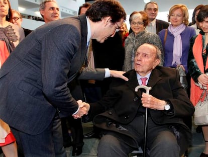Manuel Fraga conversa con el presidente de la Xunta de Galicia, Alberto Núñez Feijóo, en la inauguración de un hospital en Lugo en febrero de 2011.