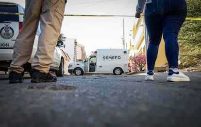 Una camioneta de servicio forense frente al anexo donde nueve personas fueron asesinadas, el 7 de abril de 2025, en Culiacán.