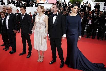  De izquierda a derecha: el directo francés Bruno Dumont, los actores franceses Raph, Fabrice Luchini y Brandon Lavieville, la actriz franco-italiana Valeria Bruni-Tedeschi, y los actores franceses Jean-Luc Vincent y Juliette Binoche posan a su llegada a la proyección de la película 'Ma Loute'.