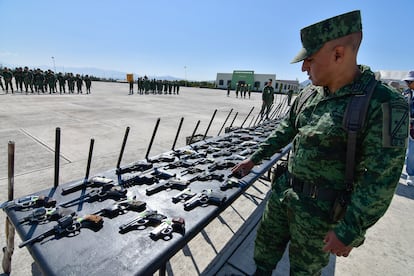 Destrucción de armas que el Ejército mexicano decomisó al crimen organizado en Santa María Rayón, en el Estado de México. En marzo 2023.