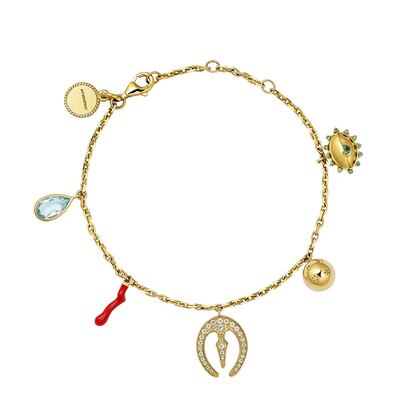 Los charms o motivos que atraen la buena suerte vuelven a estar de moda. Sus diseños sencillos pero llenos de color son perfectos para llevar a todas horas. Aristocrazy ha sacado su propia versión y un ejemplo es esta pulsera de plata bañada en oro con una herradura, un ojo de la suerte, un trozo de coral… Tiene un precio de 225 euros.