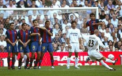 David Beckham (d) tirando una falta contra la barrera del Barcelona durante un partido de primera división en el Santiago Bernabéu.