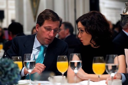 El alcalde de Madrid, José Luis Martínez-Almeida (i), conversa con la presidenta de la Comunidad de Madrid, Isabel Díaz Ayuso (d), durante un desayuno informativo en el que ha participado el líder del Partido Popular (PP), Pablo Casado, este lunes en Madrid.