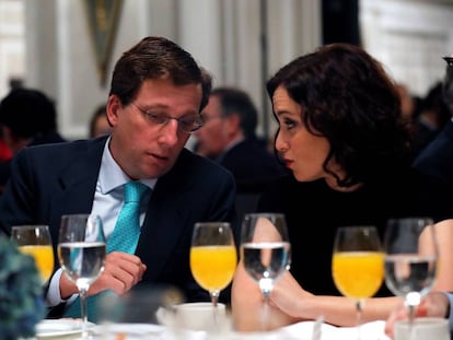 El alcalde de Madrid, José Luis Martínez-Almeida (i), conversa con la presidenta de la Comunidad de Madrid, Isabel Díaz Ayuso (d), durante un desayuno informativo en el que ha participado el líder del Partido Popular (PP), Pablo Casado, este lunes en Madrid.