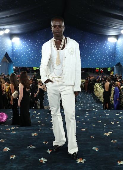 Ibrahim Kamara, Stilist ve Off White'ın yaratıcı direktörü, ceket, inciler ve Camelia de Chanel ile.