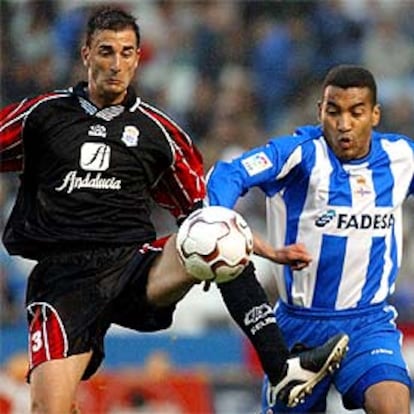 El brasileño del Depor, Mauro da Silva Gomes, lucha por el balón con Oscar Arpon en el estadio Riazor.