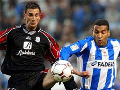 El brasileño del Depor, Mauro da Silva Gomes, lucha por el balón con Oscar Arpon en el estadio Riazor.