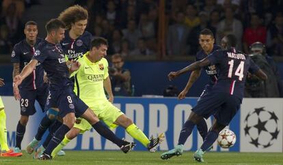 Motta, David Luiz, Matuidi y Marquinhos rodean a Messi en el duelo ante el PSG.