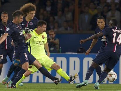 Motta, David Luiz, Matuidi y Marquinhos rodean a Messi en el duelo ante el PSG. 