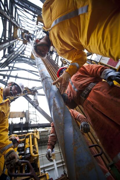 Trabajadores de Pemex perforan un pozo en la plataforma Coslconfidence en el Golfo de México.