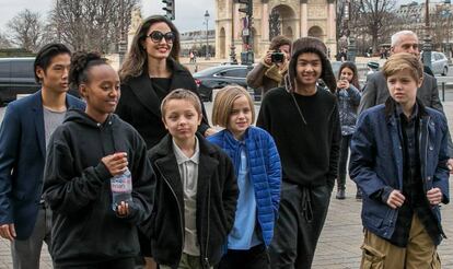 Angelina Jolie y sus seis hijos, en París, el pasado enero.
