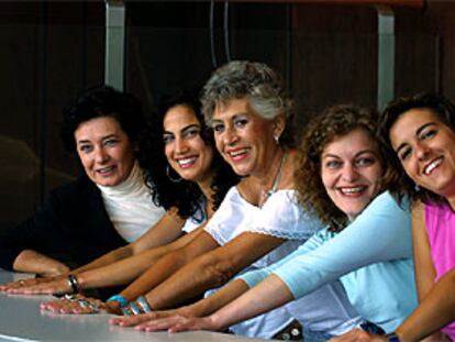 De izquierda a derecha, Beatriz Carvajal, Toni Acosta, Pilar Bardem, Nuria González y Lum Barrera en Bilbao.