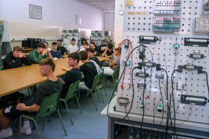 Estudiantes de FP de grado medio de Mantenimiento Electromecánico (misma familia que Mecatrónica) escuchan a un profesor durante el primer día de las clases en los Salesianos de Atocha en Madrid. ANDREA COMAS