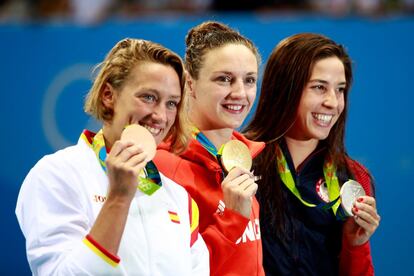 Mireia Belmonte al podi amb la nedadora Katinka Hosszu (Hungria), or, i la nord-americana Maya Dirado plata.