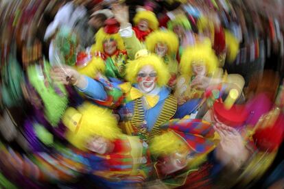 Varias personas disfrutan del desfile de carnaval en Mainz (Alemania).