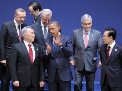 Varios l&iacute;deres presentes en la cumbre, antes de la foto de grupo.