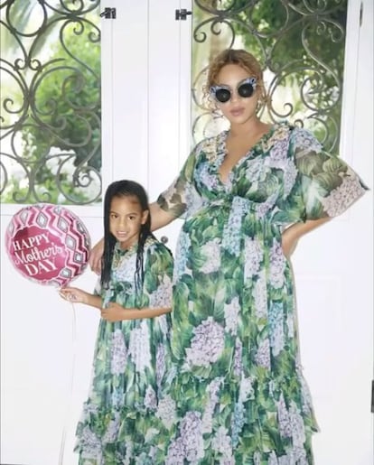 Para el día de la madre Beyoncé preparó una auténtica sesión de fotos junto a su hija mayor, Blue Ivy. Ambas posaron con el mismo modelito y la cantante compartió las imágenes en su cuenta de Instagram.