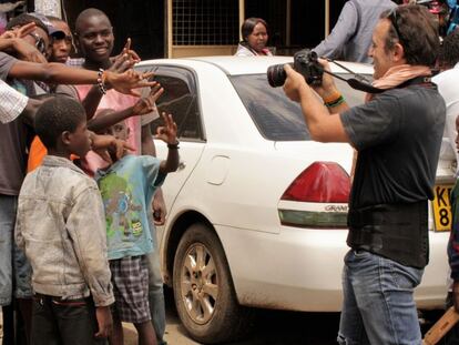 Fernando Casado graba a un grupo de jóvenes en Nairobi, Kenia.