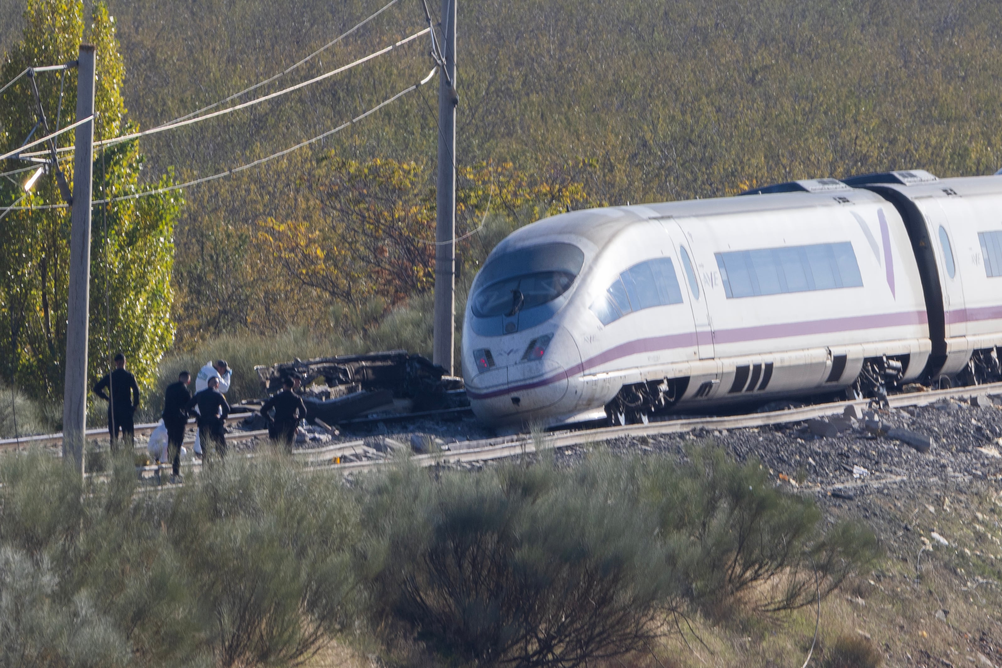 La policía investiga junto a uno de los vagones siniestrados tras el accidente ferroviario en Urda (Toledo), este miércoles. 