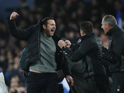 Frank Lampard, técnico del Everton, celebra la victoria contra el Newcastle.