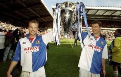 Alan Shearer y Chris Sutton alzan la Premier League ganada por el Blackburn en 1995.