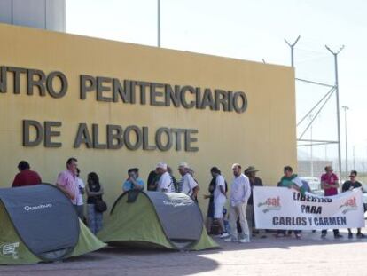 Miembros del SAT ante las puertas de la c&aacute;rcel de Albolote.