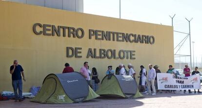 Miembros del SAT ante las puertas de la cárcel de Albolote.