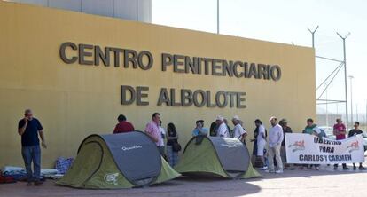 Miembros del SAT ante las puertas de la c&aacute;rcel de Albolote.