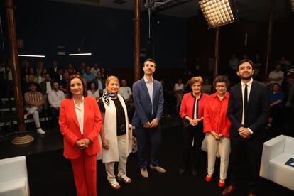 Los participantes en la mesa redonda (de izquierda a derecha): Pepa Bueno, Inmaculada Rodríguez-Piñero; Pablo Simón; Adela Cortina, Arancha González y el periodista Carlos Córdoba.