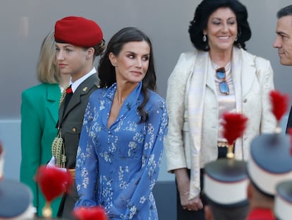 La Princesa de Asturias, la reina Letizia y el presidente del Gobierno, Pedro Sánchez, a su llegada este jueves al desfile de la fiesta nacional en Madrid.