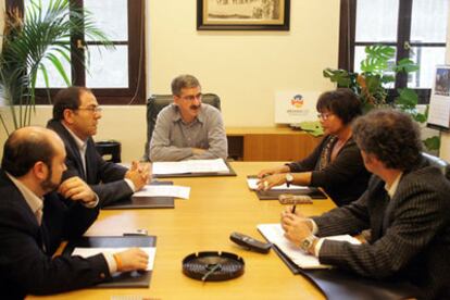 Reunión de la junta de portavoces del Ayuntamiento de Elorrio para solidarizarse con el concejal amenazado.