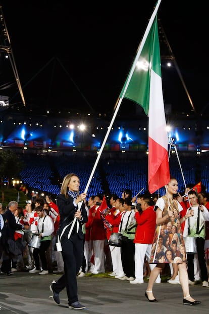 Vestida con traje de chaqueta de Armani y pa?uelo al cuello, la esgrimista Valentina Vezzali fue la encargada de pasear la bandera italiana durante la inauguracin de los Juegos Olmpicos.