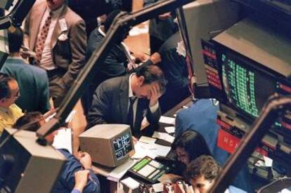 Un &lsquo;broker&rsquo; de Nueva York hundido en el 19 de octubre de 1987, d&iacute;a en que el Dow Jones lleg&oacute; a caer 200 puntos.